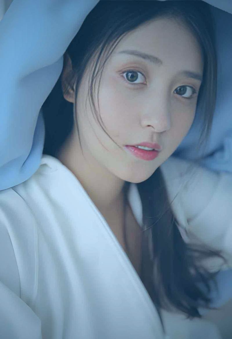 象征清宫女性复杂命运的意象图：破碎的玉簪与盛放的海棠花