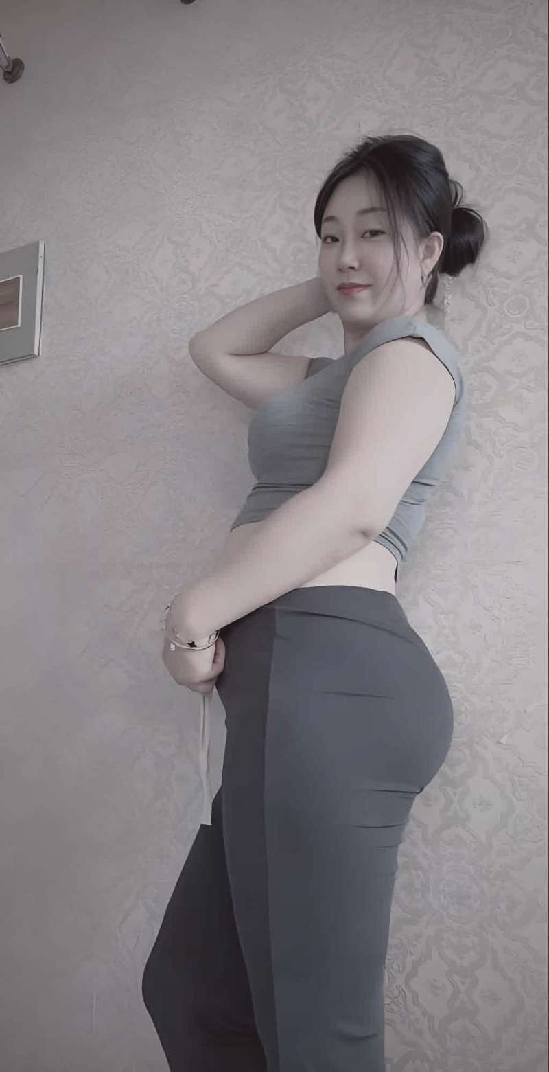 一条蜿蜒向上的路径通向发光的书籍，象征作品成长历程