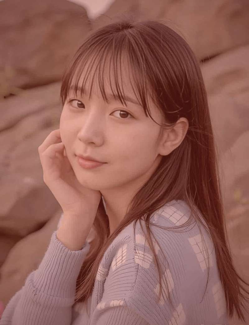一本打开的精装书籍特写，旁边放着一杯清茶和一副老花镜，阳光洒在书页上