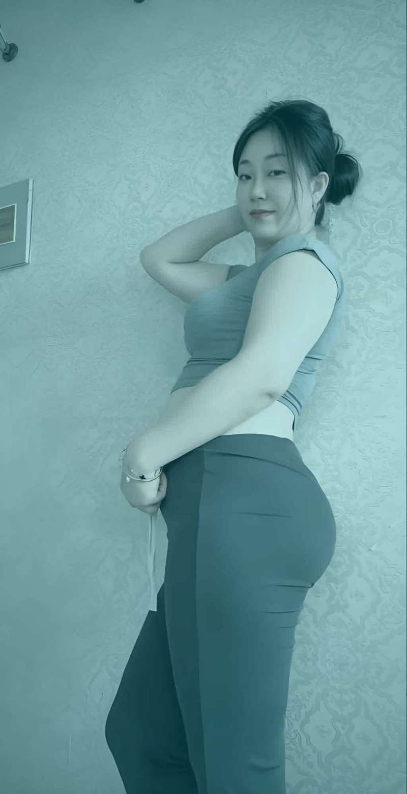 古风女子执棋沉思，棋盘局势错综复杂，象征剧情反转