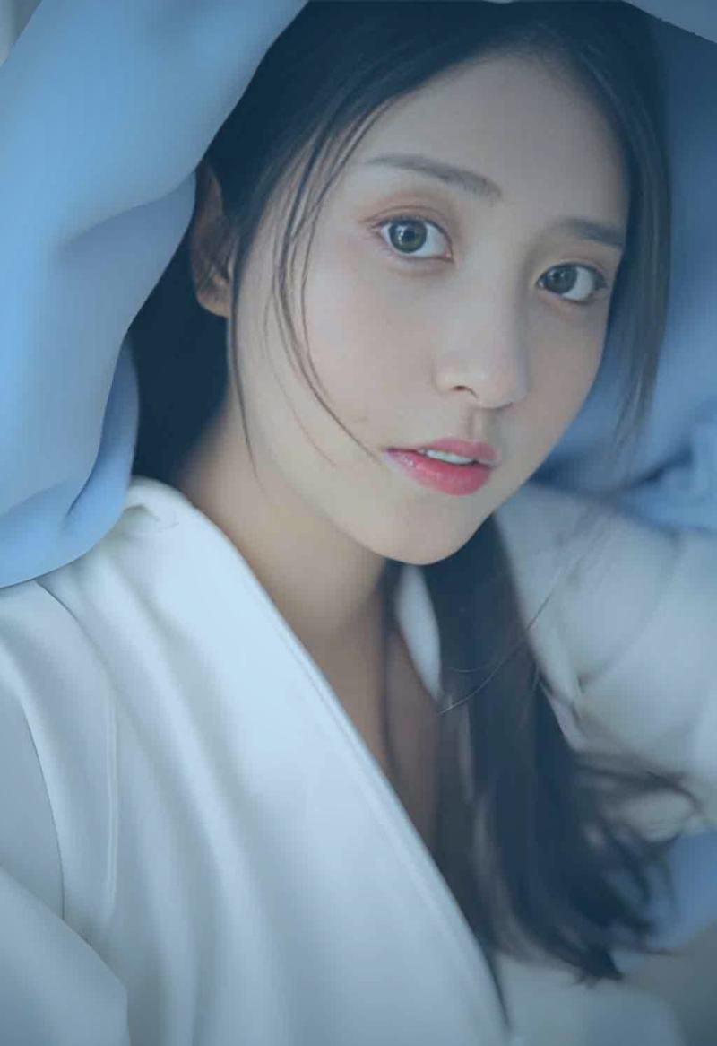 书桌上摊开的笔记本电脑、咖啡杯与几本封面精致的书籍，氛围温馨且专注