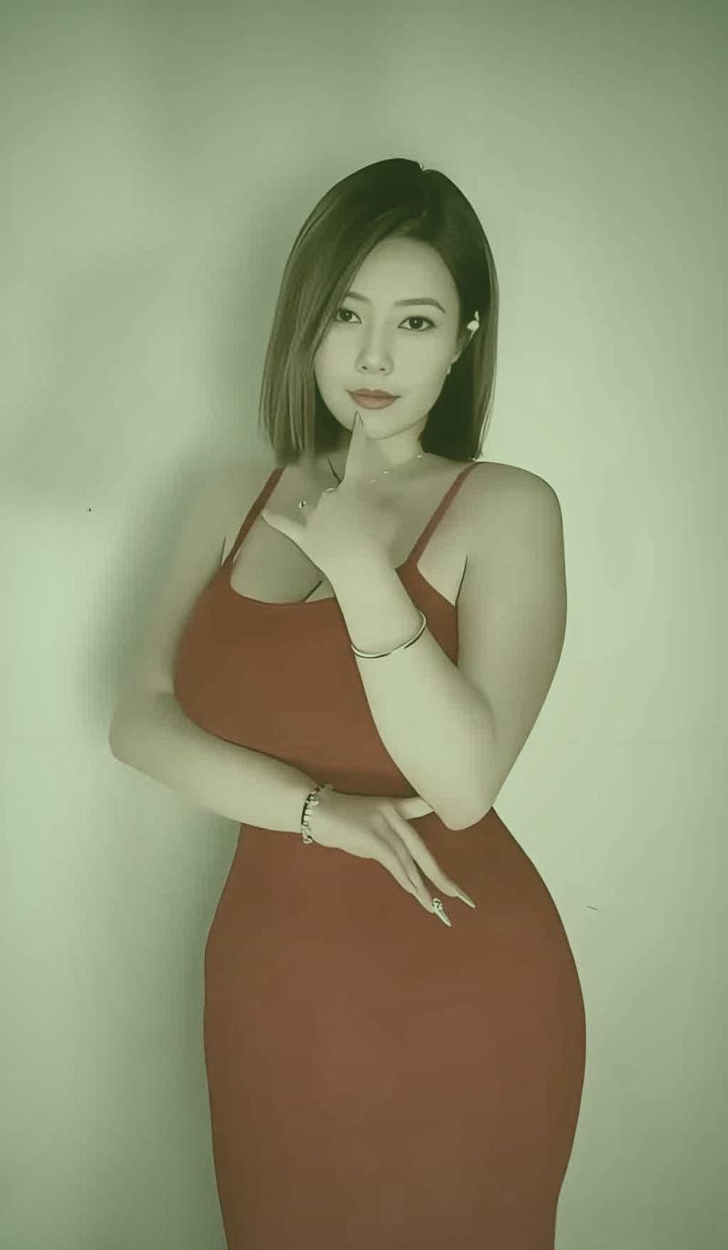 一束光透过百叶窗照亮翻开的书页与手写笔记