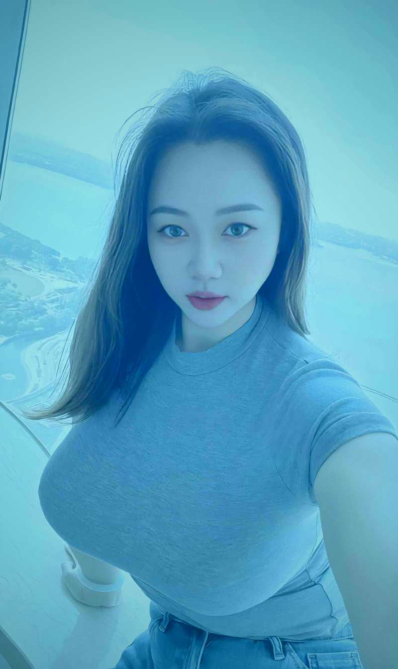 老旧书桌上摊开的泛黄地图与电报机，象征谍战背景