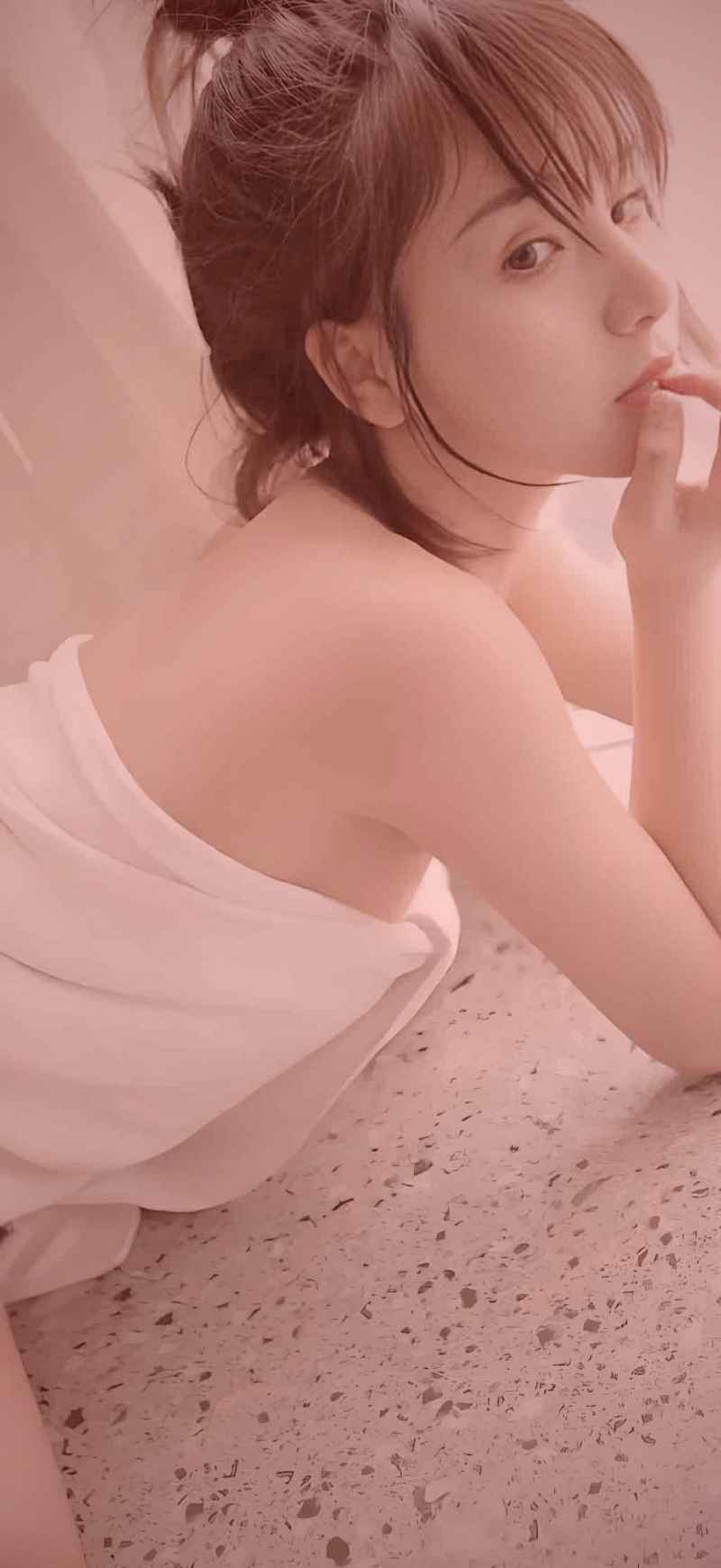 水墨风格绘制的仙侠道侣于云端共修，灵气交织，意境缥缈